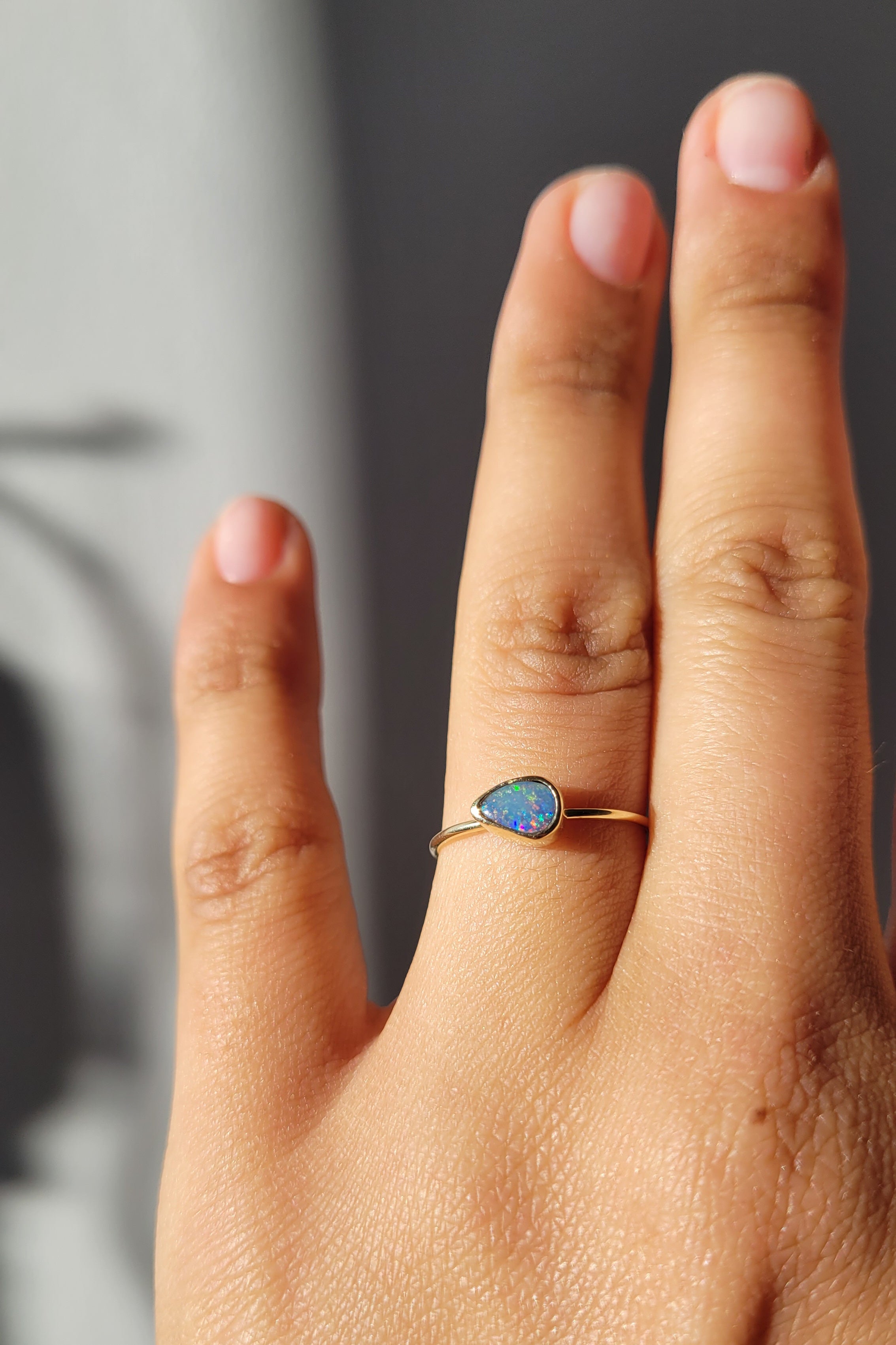 Anillo ópalo australiano y oro 14k