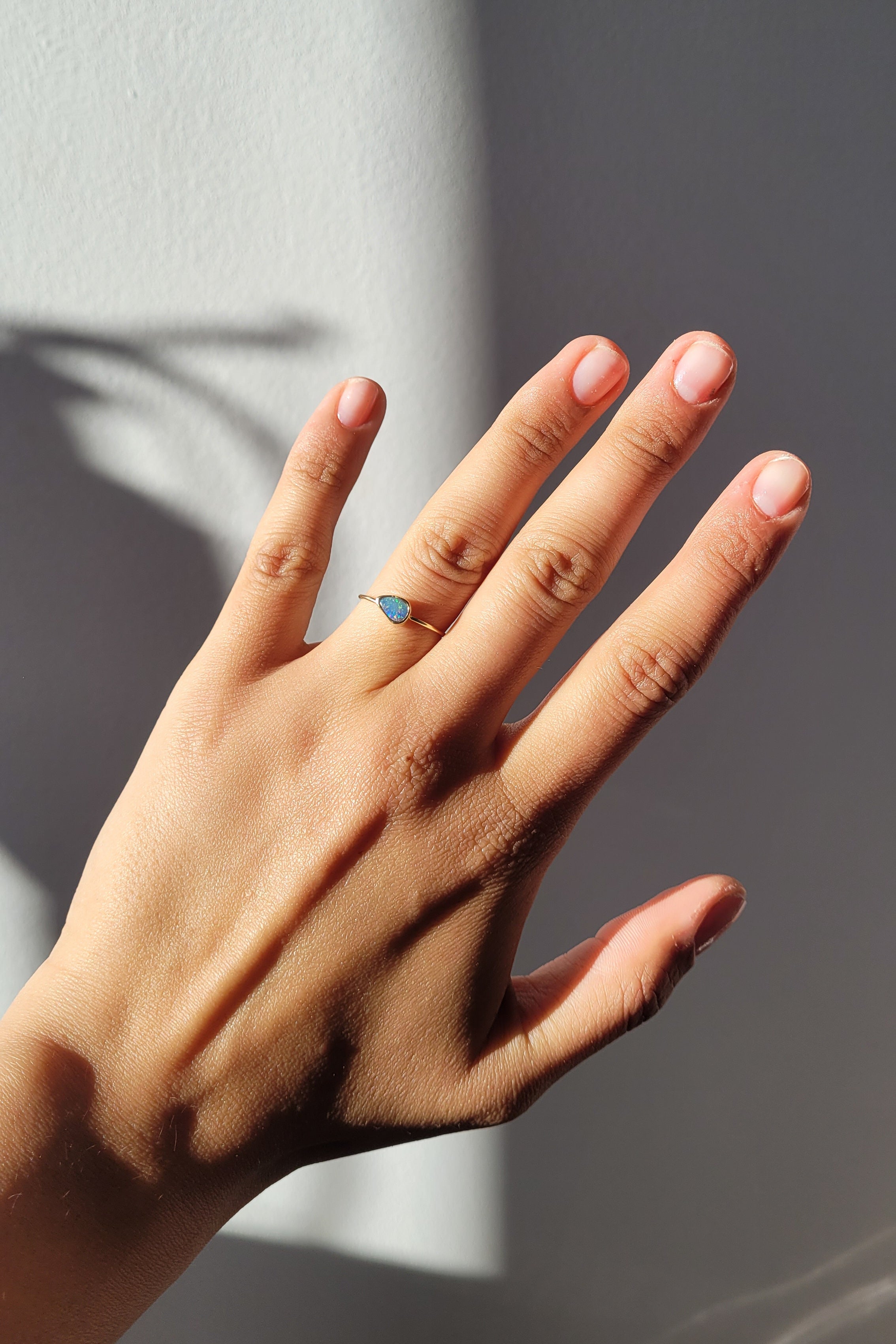 Anillo ópalo australiano y oro 14k