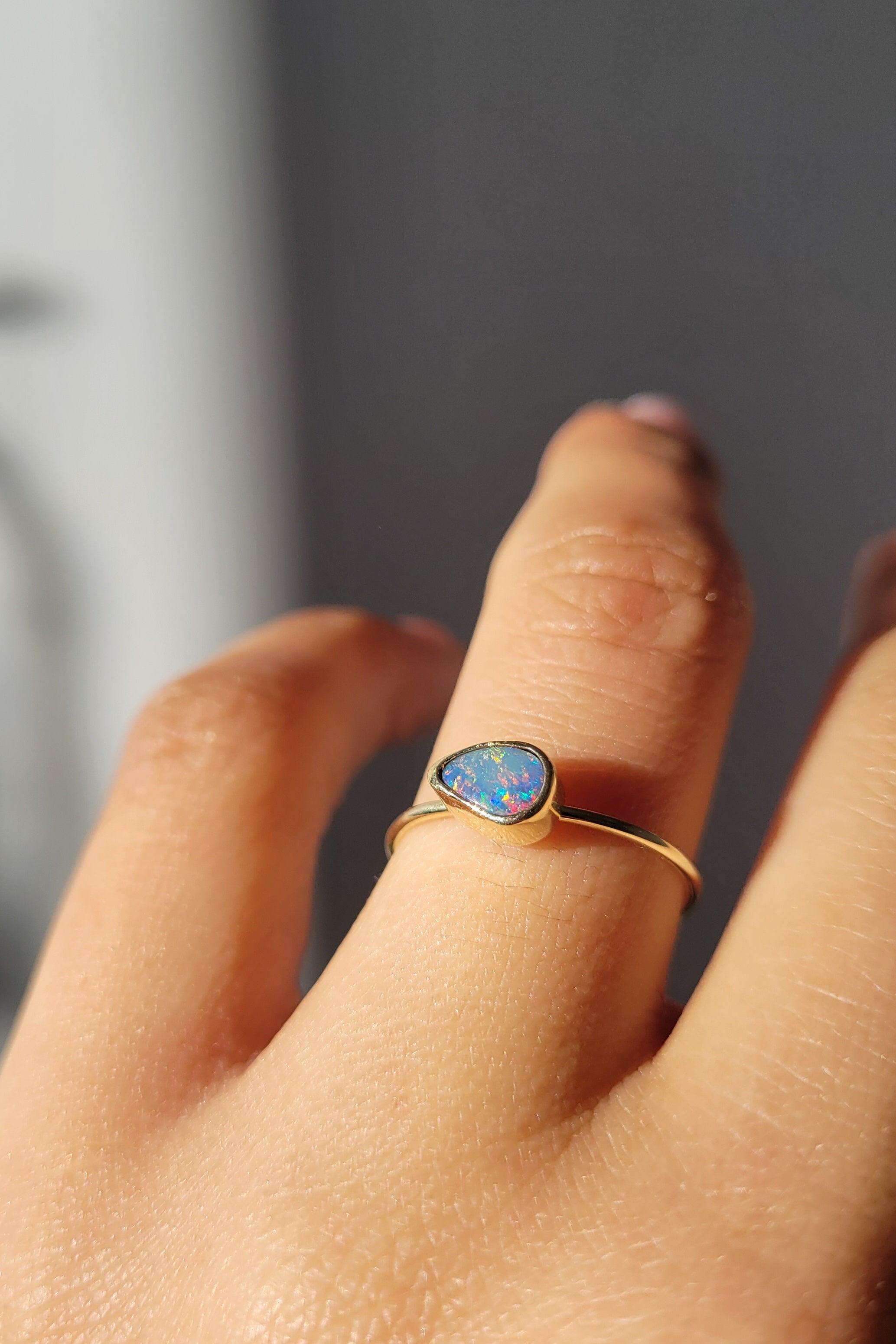 Anillo ópalo australiano y oro 14k