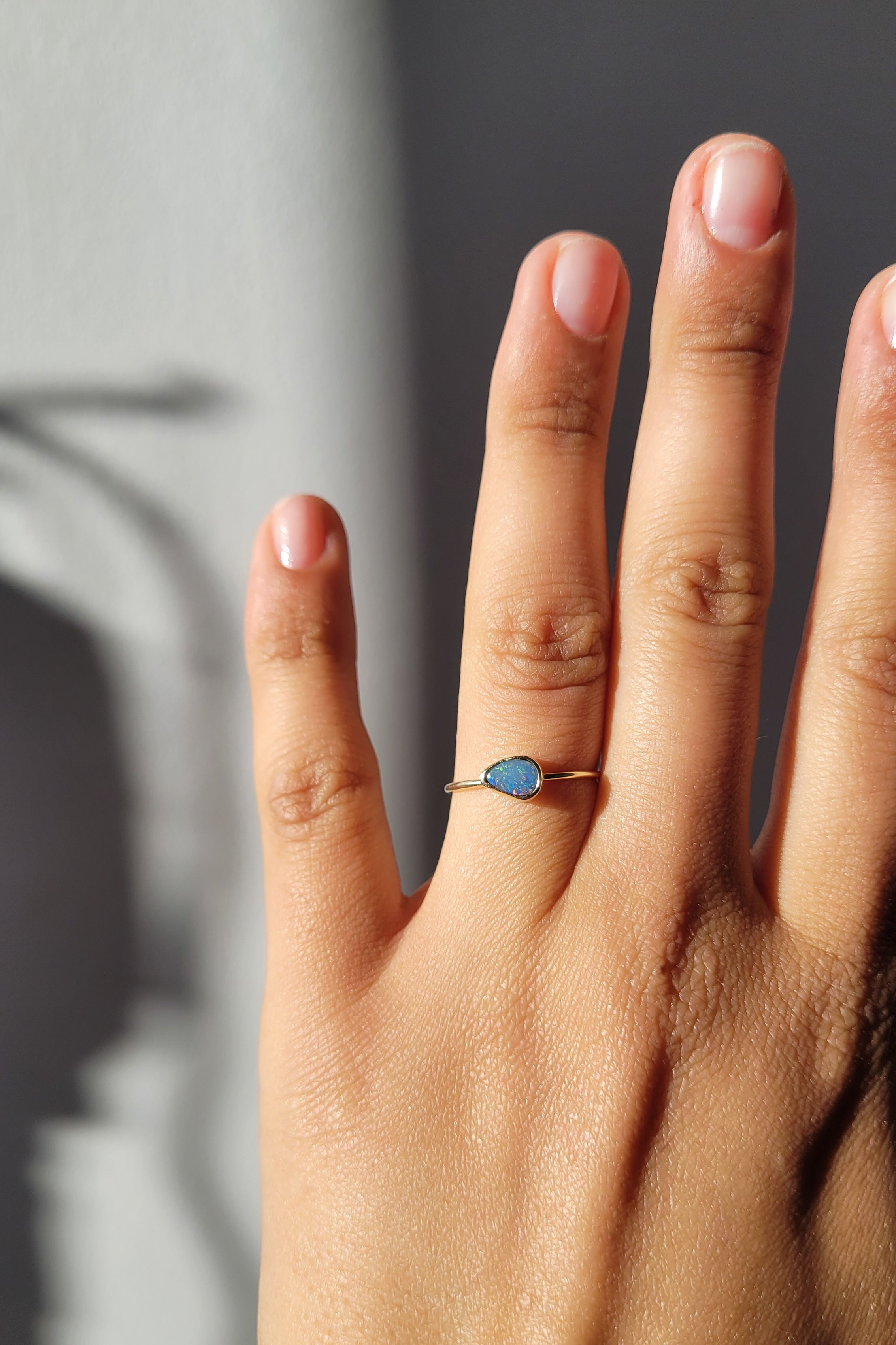 Anillo ópalo australiano y oro 14k