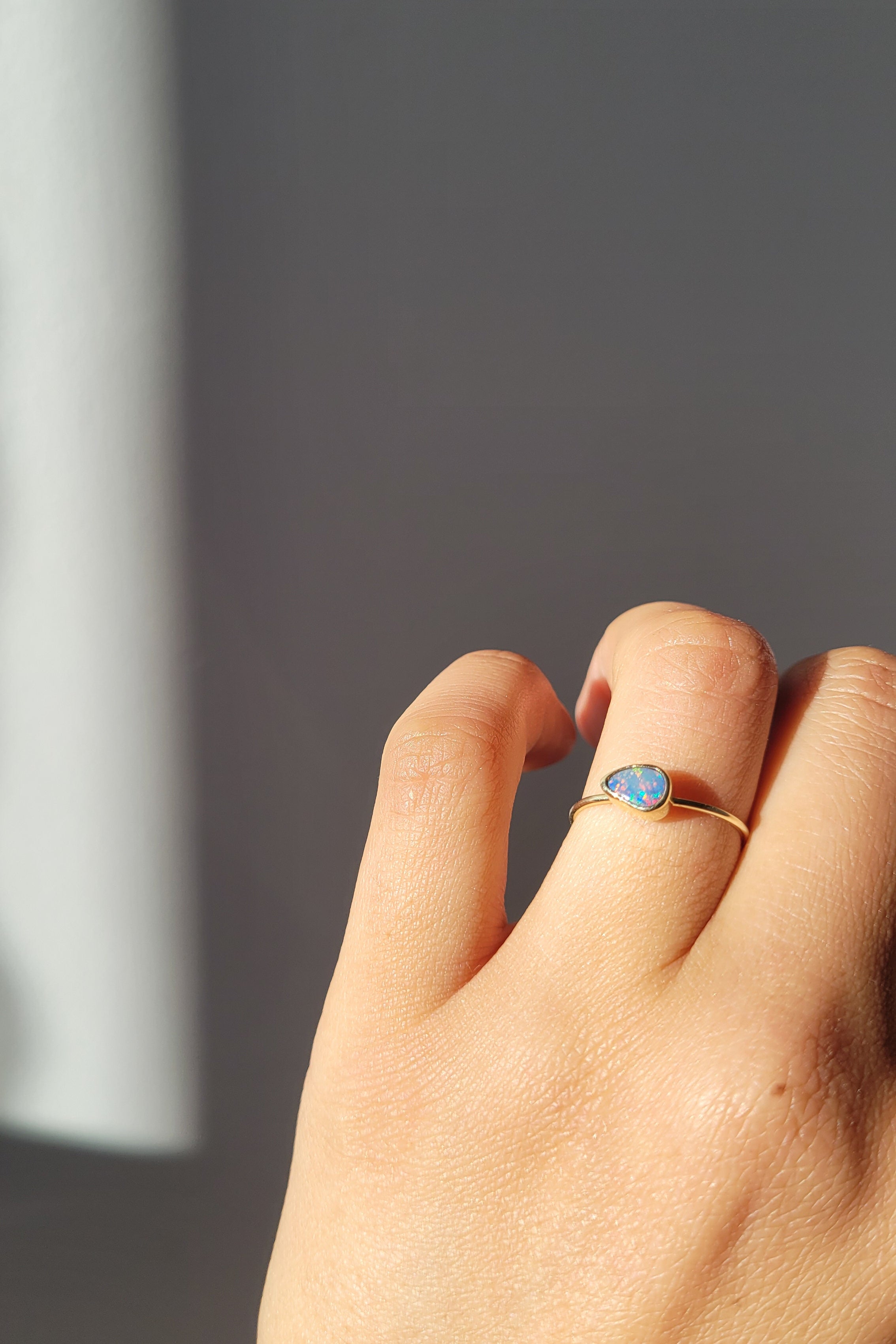 Anillo ópalo australiano y oro 14k