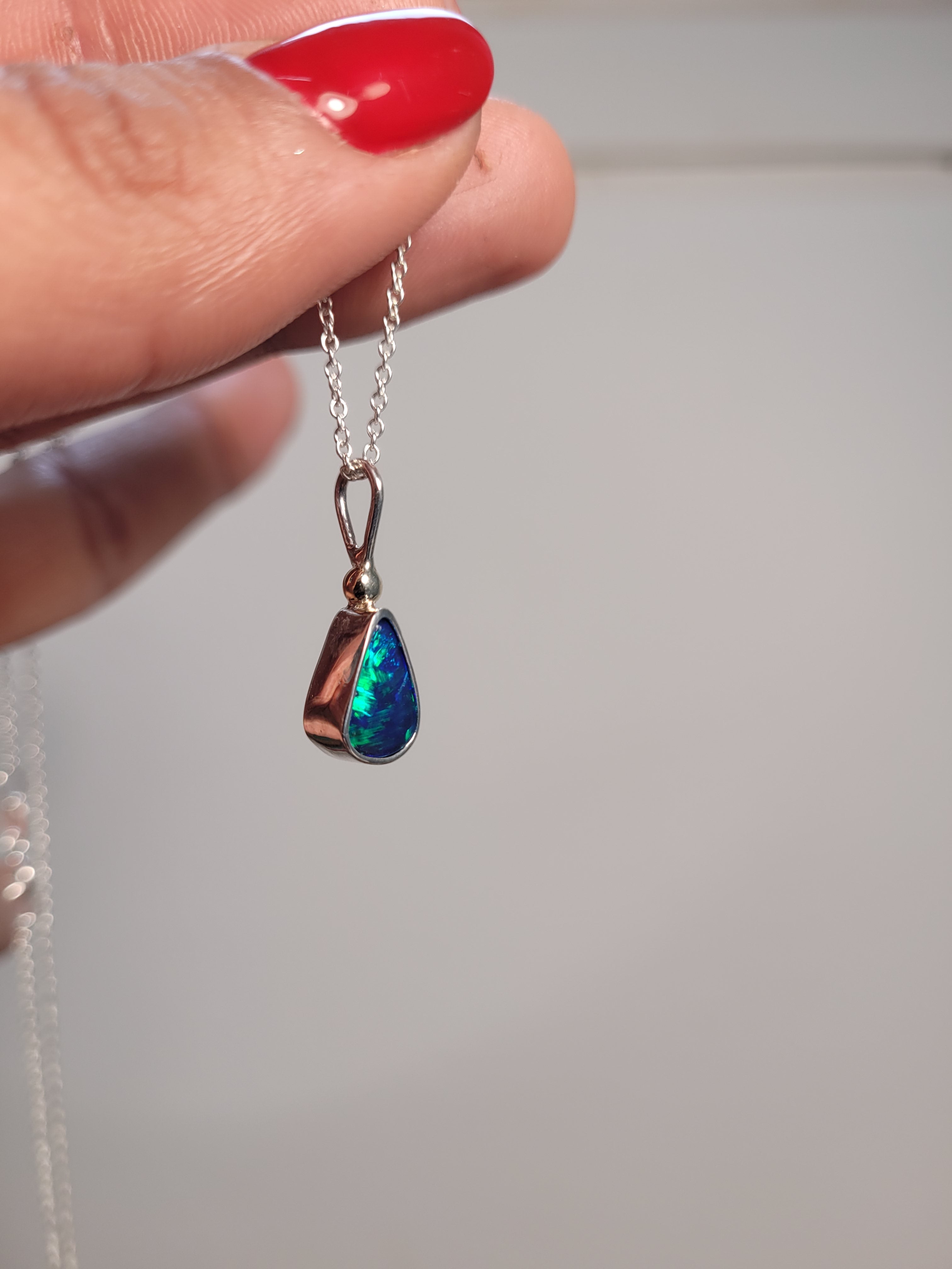 Colgante doblete ópalo australiano y oro 14k